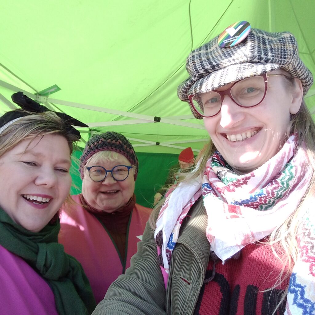 Kolmen hengen selfiekuva. Kuvassa Jaana Jämsén, Irma Koskela ja Taru Luojola.