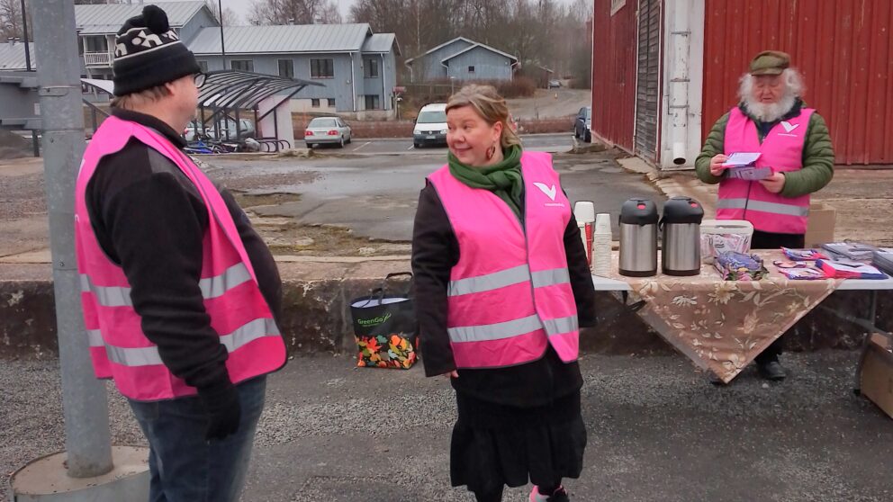 Vasemmistoliiton kampanjaväkeä Oriveden asemalla.